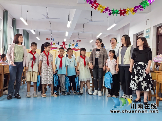 泸县牛滩镇中心小学教师带着孩子们一起表演情景剧《电话里的六一礼物》.jpg