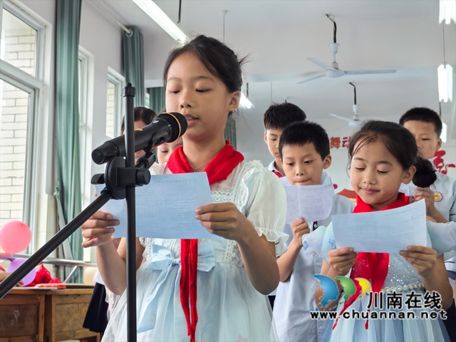 泸县牛滩镇赵湾村的留守孩子们表演朗诵《爱在留守处绽放》.jpg