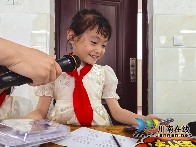 邮储银行泸县支行工作人员用手机帮孩子云端联系在外务工的父母视频电话.jpg