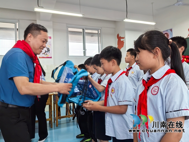 泸县牛滩镇中心小学校长刘玉权为孩子们送上节日礼物.jpg