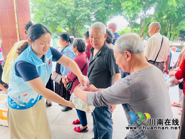 赠送慰问品（龙洪艳摄）.jpg
