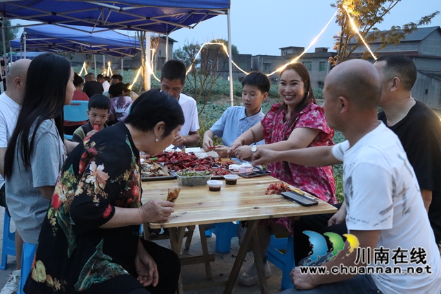 品尝龙虾美食（李桂涟摄）.jpg
