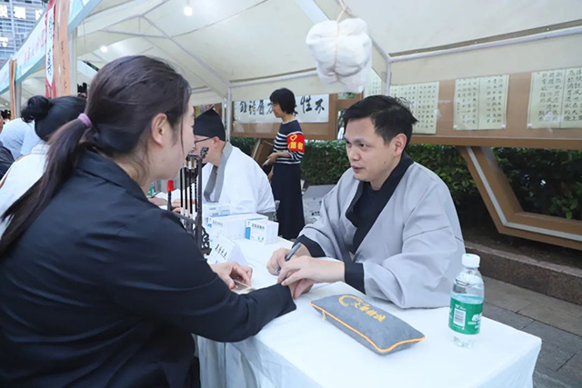 【端午安康】古蔺县中医医院开展“杏林春暖护健康,文化传承谱新篇——我们的节日·端午”中医药文化夜市活动(图4) 4.jpg