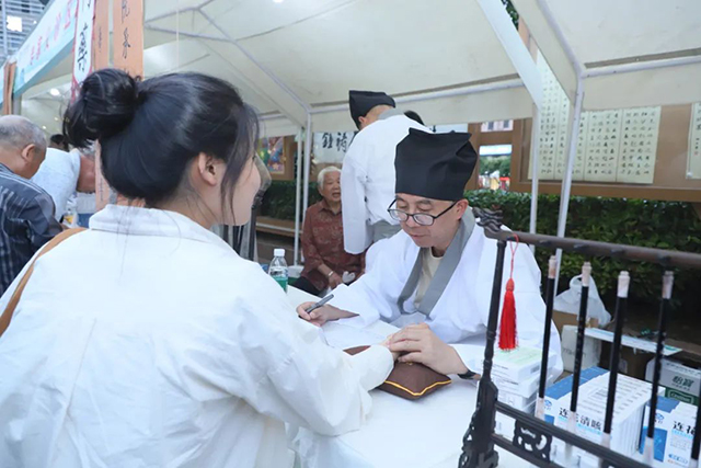 【端午安康】古蔺县中医医院开展“杏林春暖护健康,文化传承谱新篇——我们的节日·端午”中医药文化夜市活动(图5) 5.jpg