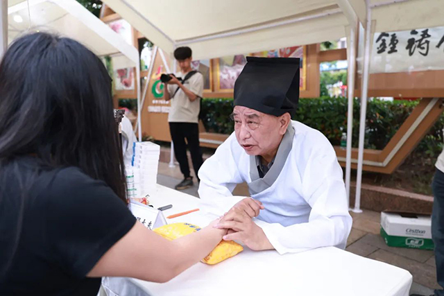 【端午安康】古蔺县中医医院开展“杏林春暖护健康,文化传承谱新篇——我们的节日·端午”中医药文化夜市活动(图6) 6.jpg