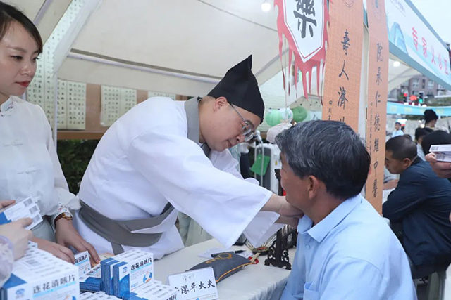 【端午安康】古蔺县中医医院开展“杏林春暖护健康,文化传承谱新篇——我们的节日·端午”中医药文化夜市活动(图8) 8.jpg