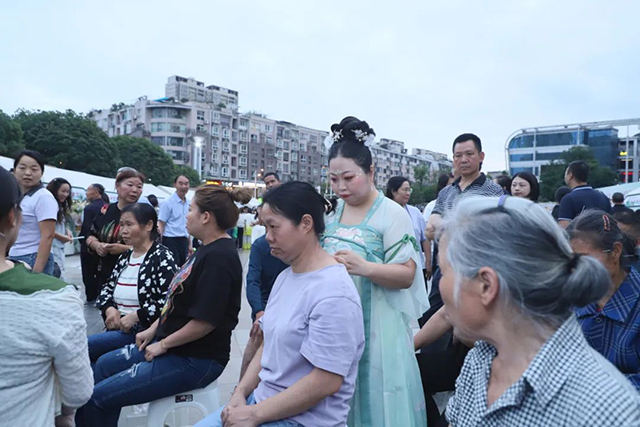 【端午安康】古蔺县中医医院开展“杏林春暖护健康,文化传承谱新篇——我们的节日·端午”中医药文化夜市活动(图11) 11.jpg