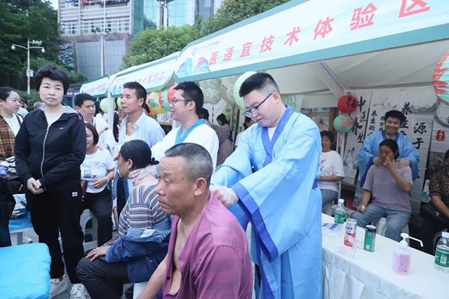 【端午安康】古蔺县中医医院开展“杏林春暖护健康,文化传承谱新篇——我们的节日·端午”中医药文化夜市活动(图18) 18.jpg