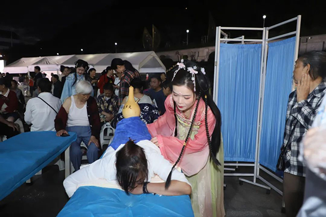 【端午安康】古蔺县中医医院开展“杏林春暖护健康,文化传承谱新篇——我们的节日·端午”中医药文化夜市活动(图17) 17.jpg