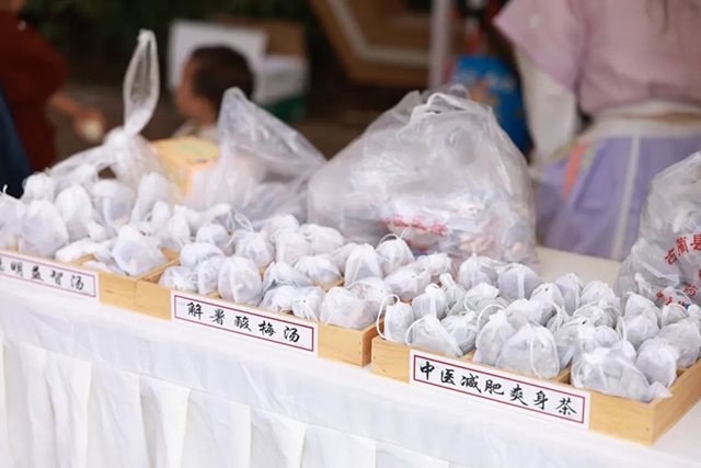 【端午安康】古蔺县中医医院开展“杏林春暖护健康,文化传承谱新篇——我们的节日·端午”中医药文化夜市活动(图20) 20.jpg