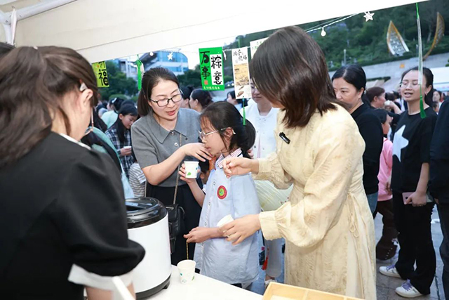【端午安康】古蔺县中医医院开展“杏林春暖护健康,文化传承谱新篇——我们的节日·端午”中医药文化夜市活动(图23) 23.jpg