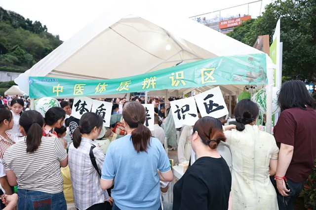 【端午安康】古蔺县中医医院开展“杏林春暖护健康,文化传承谱新篇——我们的节日·端午”中医药文化夜市活动(图25) 25.jpg