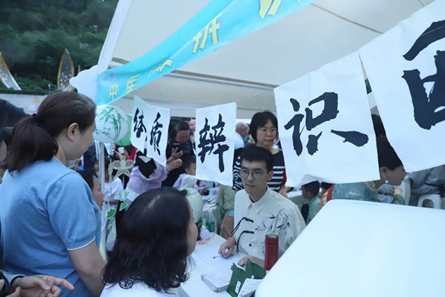 【端午安康】古蔺县中医医院开展“杏林春暖护健康,文化传承谱新篇——我们的节日·端午”中医药文化夜市活动(图27) 27.jpg