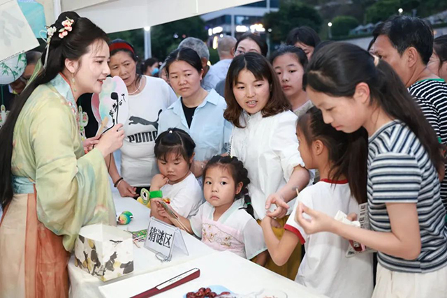 【端午安康】古蔺县中医医院开展“杏林春暖护健康,文化传承谱新篇——我们的节日·端午”中医药文化夜市活动(图28) 28.jpg