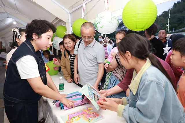 【端午安康】古蔺县中医医院开展“杏林春暖护健康,文化传承谱新篇——我们的节日·端午”中医药文化夜市活动(图32) 33.jpg
