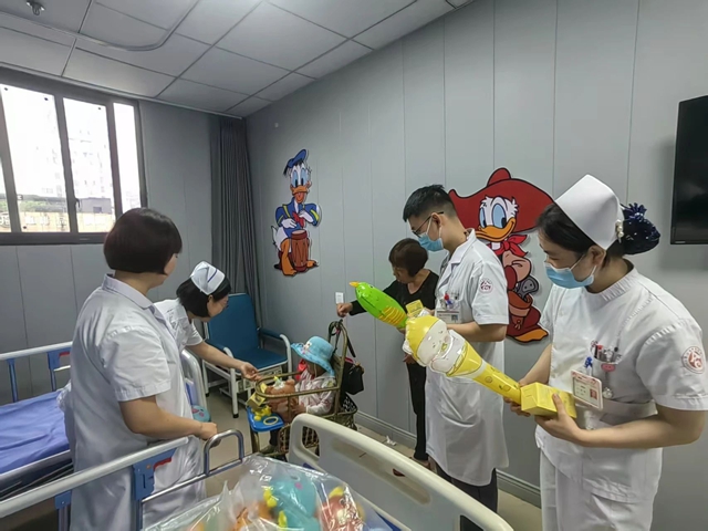 【动态】合江县中医医院:儿童节暖心慰问,儿科病房传递温情!(图4) 4.jpg