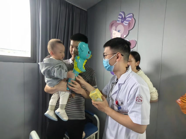 【动态】合江县中医医院:儿童节暖心慰问,儿科病房传递温情!(图5) 5.jpg