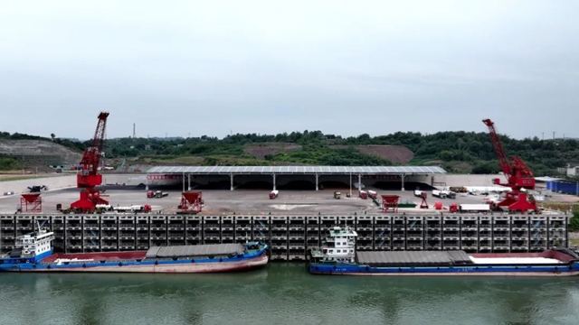 石龙岩码头迈入万吨级船舶作业时代 加快推进建设长江泸州段多式联运中心(图2) 6402.jpg