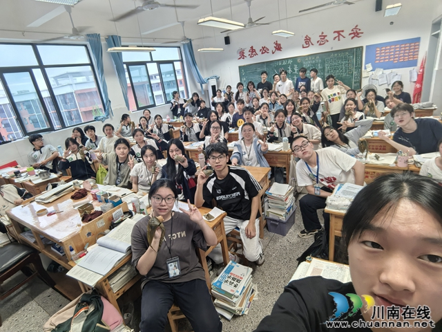 “粽” 情端午寄壮志 师生欢聚启新程(图2) 64002.jpg