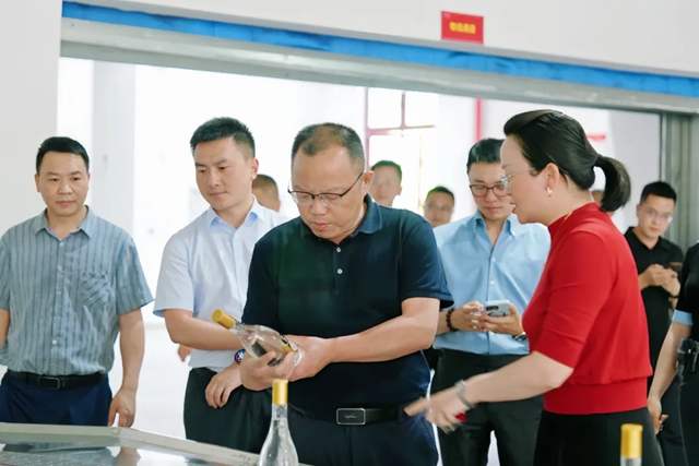 泸州市人民政府副市长任晓波莅临佳乐酒业调研(图2) 2.jpg