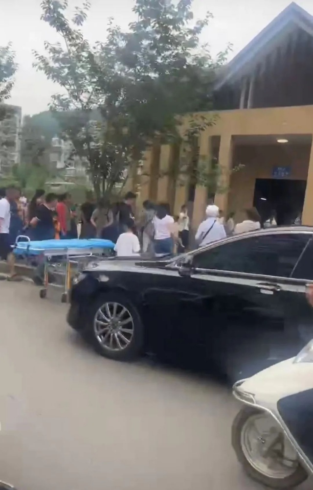 暖心救助！泸州孕妇厕所产子，路人铺设临时产床