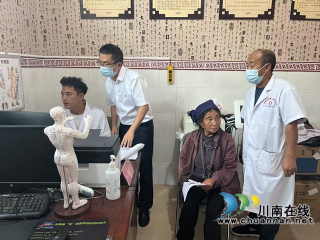 陈炼（左二）正在普格县当地医院内指导青年医生操作医保系统.jpg