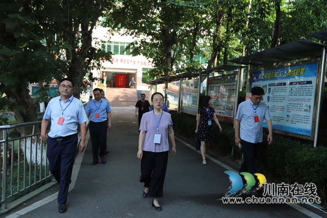 泸州市教育体育局党组书记、局长刘著带队到泸县一中开展中考巡考工作