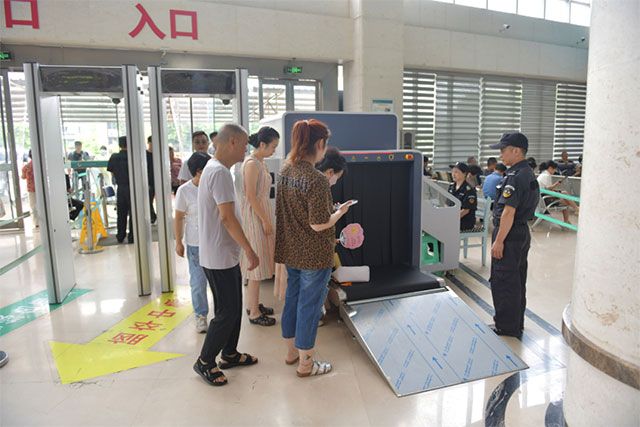 到西南医大附院看病安检不麻烦！新安检机、安检门：快、准、无辐射！