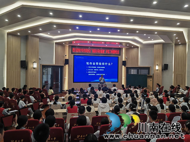 青年作家周跃刚做文学分享（曾佐然摄）.jpg