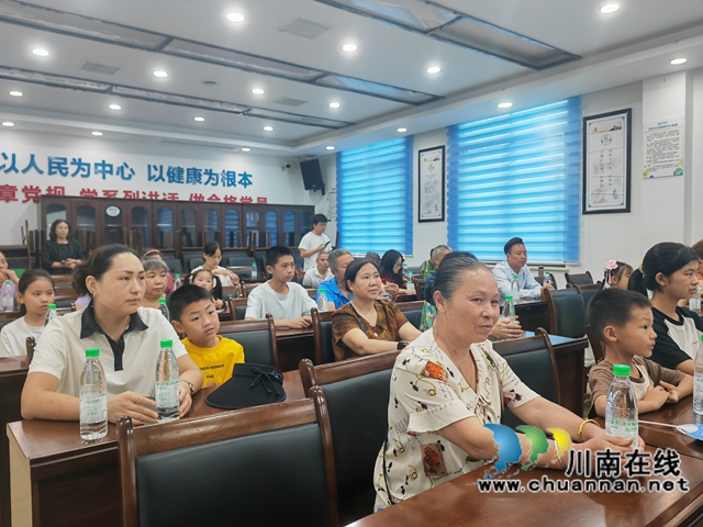 家长和孩子一起听讲座（曾佐然摄）.jpg