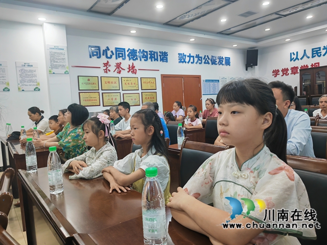 听讲座的孩子们（曾佐然摄）.jpg