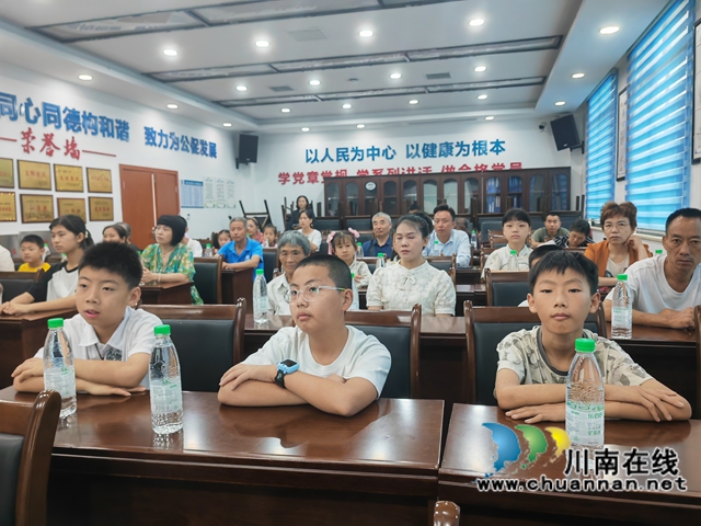 听讲座的家长和孩子们（曾佐然摄）.jpg