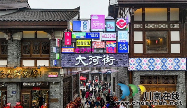 大河街开街，12万人次.jpg