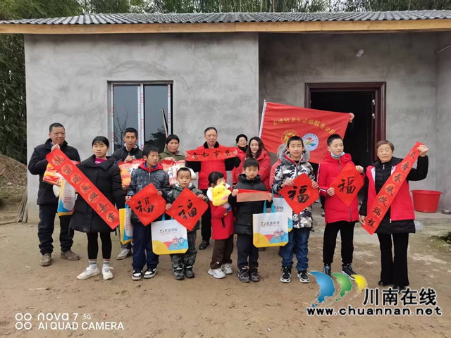 刘春莲（右一）参加送春联活动（阴通群摄）.jpg