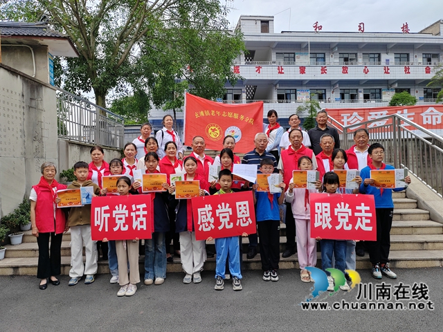 刘春莲（左一）参加听党话跟党走活动（阴通群摄）.jpg