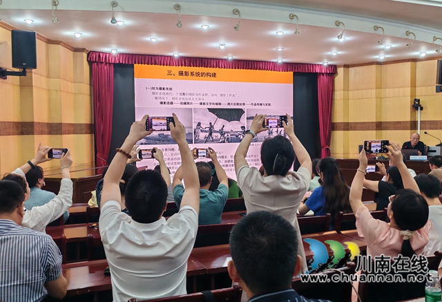 会员们纷纷拍摄留影（黄蓉摄）.jpg
