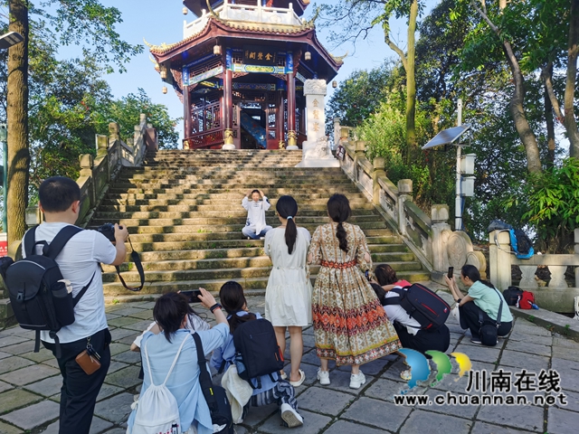 泸县摄影家用镜头捕捉玉蟾山夏日胜景(图1) 采风现场(李云虎摄).jpg