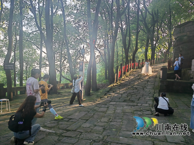 泸县摄影家用镜头捕捉玉蟾山夏日胜景(图2) 会员们在人物拍摄(曾佐然摄).jpg