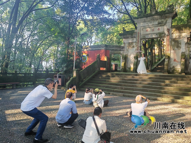 泸县摄影家用镜头捕捉玉蟾山夏日胜景(图4) 现场采风场景(曾佐然摄).jpg