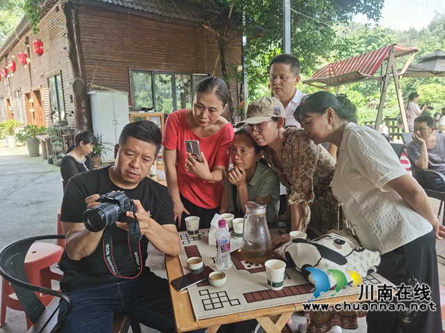 泸县摄影家用镜头捕捉玉蟾山夏日胜景(图7) 现场指导交流(李云虎摄).jpg