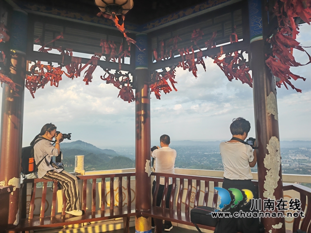 泸县摄影家用镜头捕捉玉蟾山夏日胜景(图6) 现场采风场景2(曾佐然摄).jpg