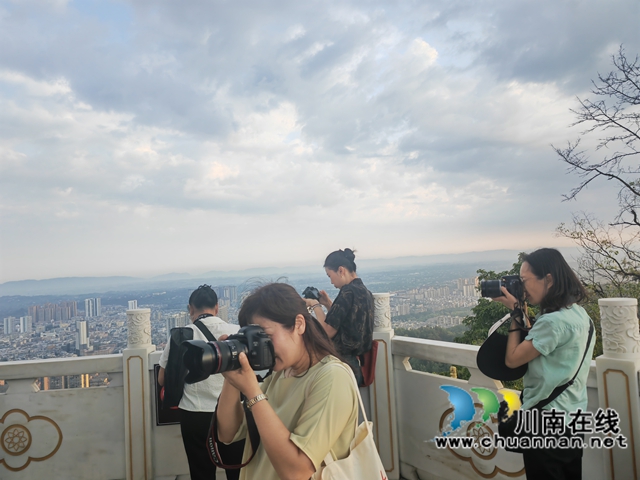 泸县摄影家用镜头捕捉玉蟾山夏日胜景(图5) 现场采风场景1(曾佐然摄).jpg