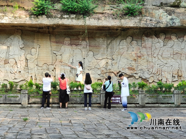 泸县摄影家用镜头捕捉玉蟾山夏日胜景(图8) 在流民图拍摄(邓友莲摄).jpg
