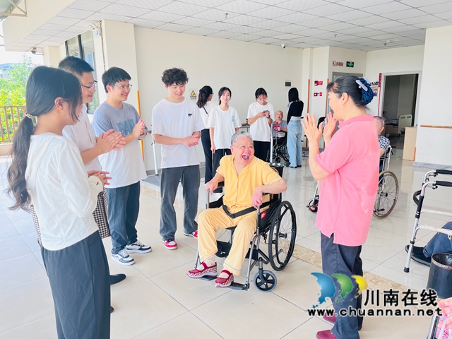 志愿者们与老人们一起唱红歌（龙洪艳摄）.jpg