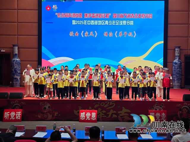 老少同唱《家风》歌（李腾摄）.jpg