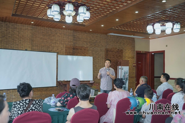 对小小特种兵家长进行训练（刘炜摄）.jpg
