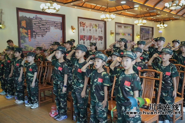 小小特种兵训练2（刘炜摄）.jpg