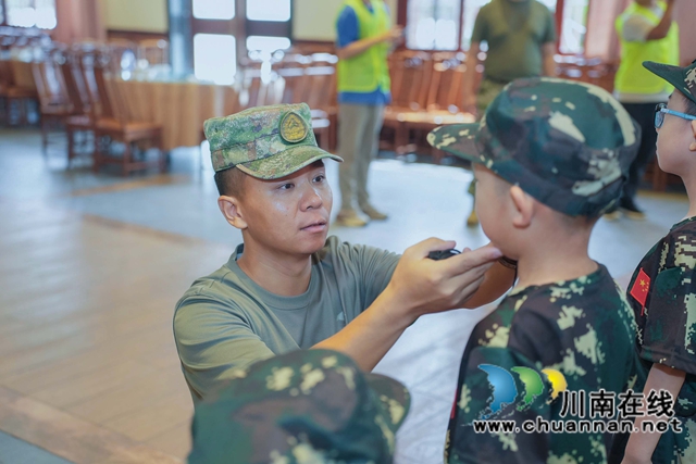 小小特种兵训练1（刘炜摄）.jpg