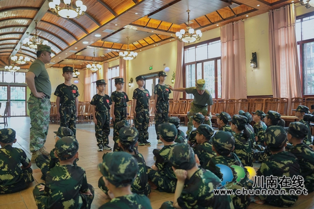 小小特种兵训练（刘炜摄）.jpg