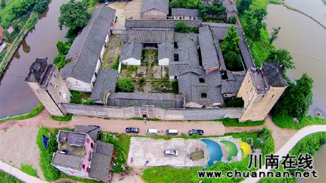 言论┃肖大齐:以廉洁精神为魂 赋能“六个泸州”高质量发展新征程(图4) 清风古镇·铁骨忠心——泸县屈氏庄园全景.jpg